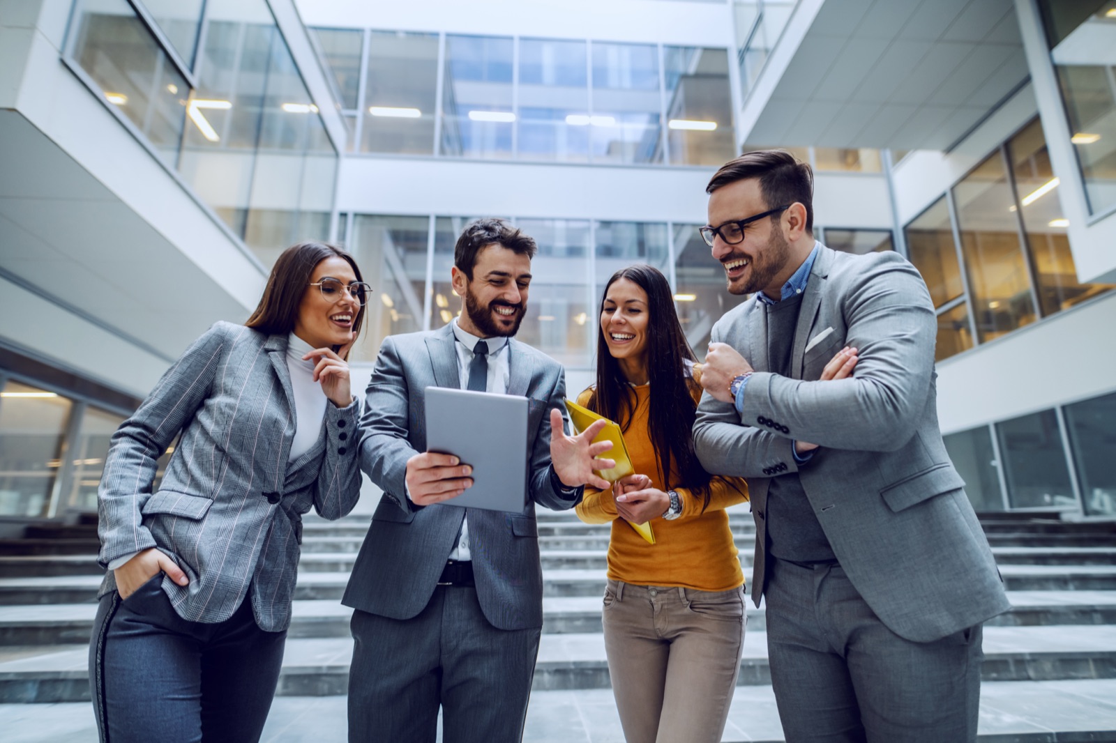 An association team collaborating